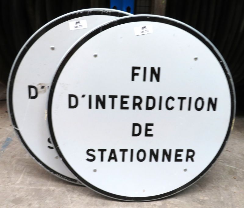 2 PANNEAUX DE SIGNALISATION FIN D'INTERDICTION DE STATIONNER. DIAMETRE 86 CM.