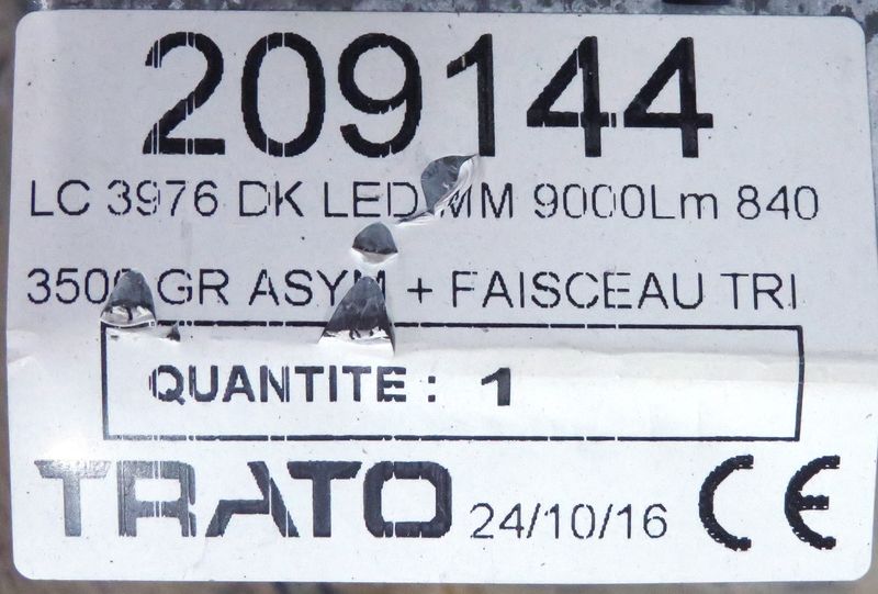 7 RAMPES A LED DE MARQUE TRATO MODELE 209144. LONGUEUR 3,73 M. ON Y JOINT QUANTITE DE PROFILES ET PASSE-CABLES EN ALUMINIUM.