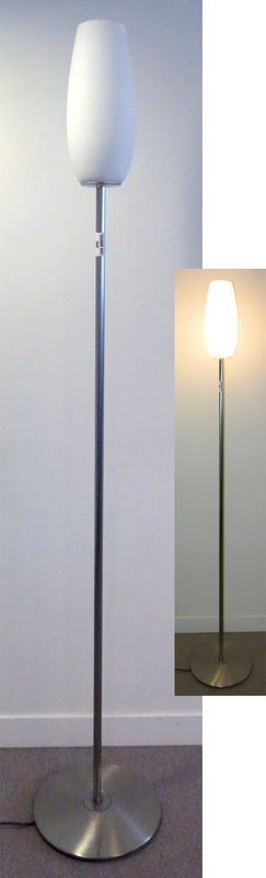 1 UNITE. LAMPE DE PARQUET EN ACIER BROSSE GRIS ET VERRE OPALIN BLANC. 200 X 35 CM. BLANQUI 8EME SALLE CONSEIL.