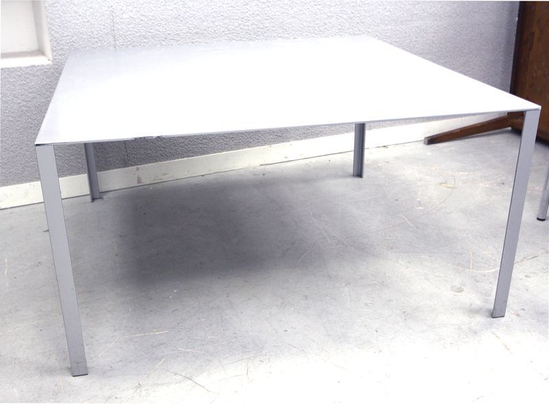 TABLE DESIGN JEAN NOUVEL MODELE LESS EN ACIER LAQUE GRIS. 72 X 140 X 140 CM.