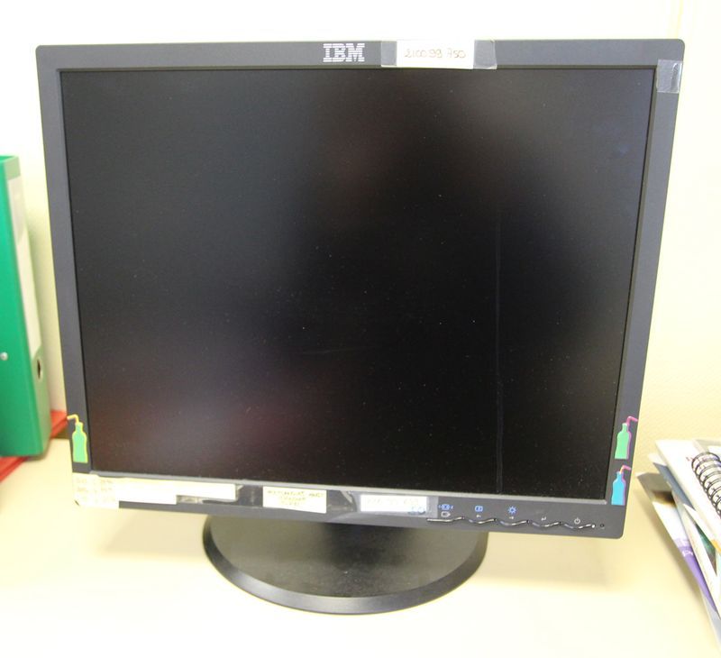 3 UNITES.MONITEUR A ECRAN LCD 20 POUCES DE MARQUE IBM MODELE 9320HB1.   611, 545, 1ER.