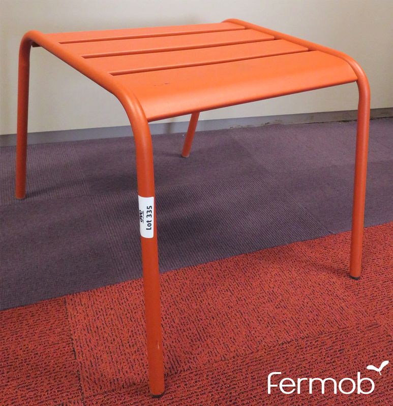 TABOURET/TABLE BASSE DESIGN STUDIO FERMOB MODELE MONCEAU EDITION FERMOB EN ACIER LAQUE ORANGE ANTIROUILLE. 52 X 48 X 58 CM. 10EME
