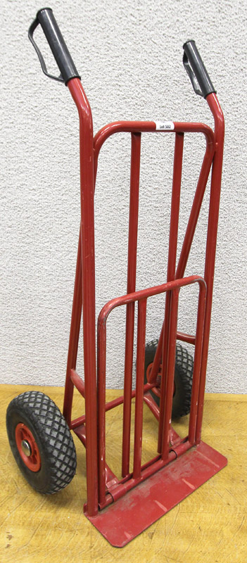 diable-en-metal-laque-rouge-avec-plateau-pliant -pneus-basse-pression-110-x-55-x-77-cm-rueil