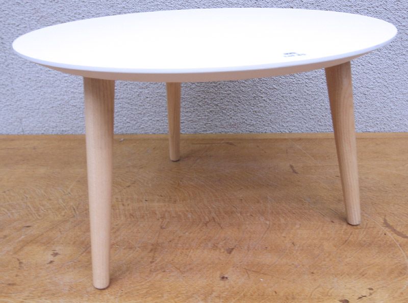TABLE BASSE A PLATEAU ROND EN BOIS LAQUE BLANC ET PIETEMENT FUSELE EN BOIS CLAIR. 37 X 60 CM. RUEIL