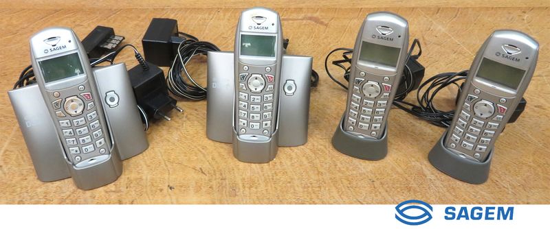 4 TELEPHONES DECT DE MARQUE SAGEM MODELE D30, AVEC 2 BASES DE MARQUE SAGEM MODELE D30T ET 2 BASES DE CHARGEMENT. RUEIL