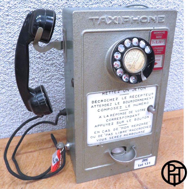 TELEPHONE PUBLIC DE MARQUE TAXIPHONE STRUCTURE EN ACIER LAQUE GRIS, COMBINÉ EN BAKELITE NOIRE, MONNAYEUR ET CLÉS OUVRANT L'APPAREIL ET LE MONNAYEUR. 36 X 31 X 20 CM. RUEIL