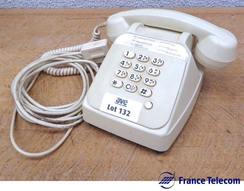 TELEPHONE A TOUCHES DE MARQUE THOMSON-CSF MODELE SOCOTEL S63, EN PLASTIQUE BEIGE. RUEIL