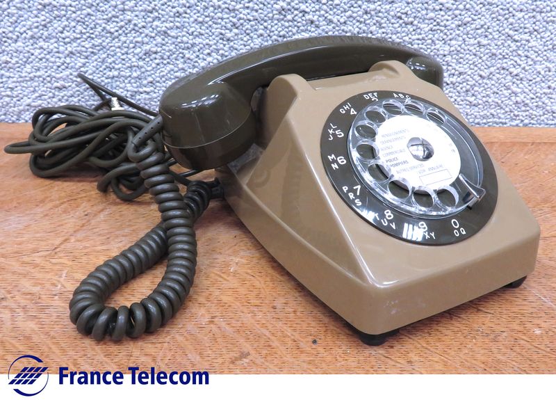 TELEPHONE A CADRAN DE MARQUE THOMSON-CSF MODELE SOCOTEL S63, EN PLASTIQUE DE COULEUR MARRON. RUEIL