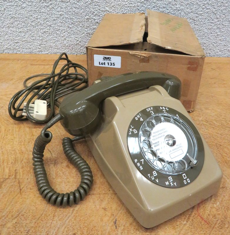 TELEPHONE A CADRAN DE MARQUE THOMSON-CSF MODELE SOCOTEL S63 1980 EN PLASTIQUE DE COULEUR MARRON. NEUF DANS SON EMBALLAGE D'ORIGINE. RUEIL