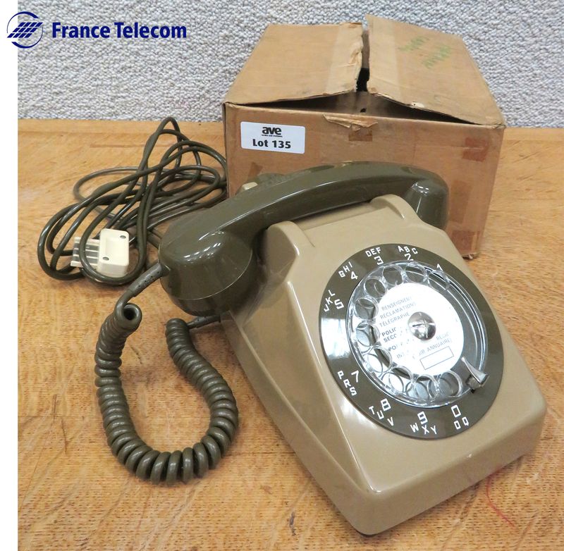 TELEPHONE A CADRAN DE MARQUE THOMSON-CSF MODELE SOCOTEL S63 1980 EN PLASTIQUE DE COULEUR MARRON. NEUF DANS SON EMBALLAGE D'ORIGINE. RUEIL