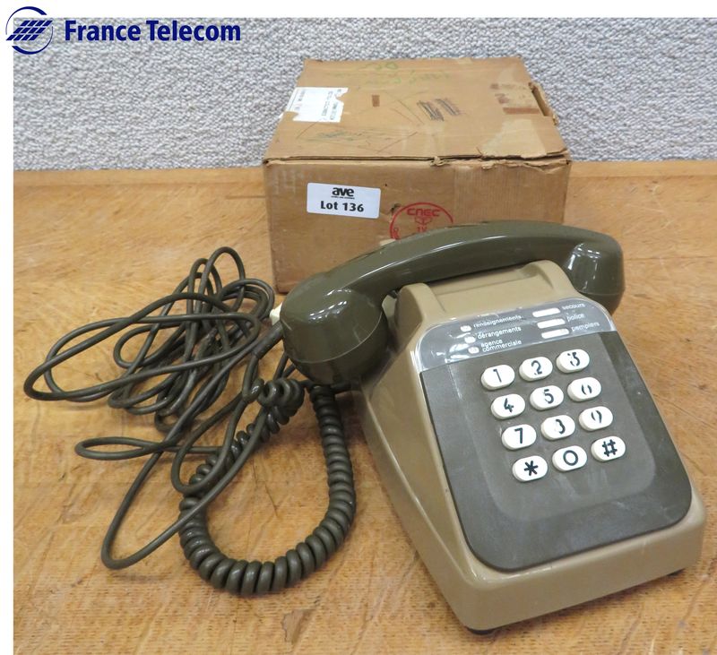 TELEPHONE A TOUCHES DE MARQUE THOMSON-CSF MODELE SOCOTEL S63 EN PLASTIQUE DE COULEUR MARRON. DANS SON EMBALLAGE D'ORIGINE. RUEIL
