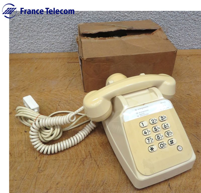 TELEPHONE A TOUCHES DE MARQUE THOMSON-CSF MODELE SOCOTEL S63 EN PLASTIQUE DE COULEUR CREME. DANS SON EMBALLAGE D'ORIGINE. RUEIL