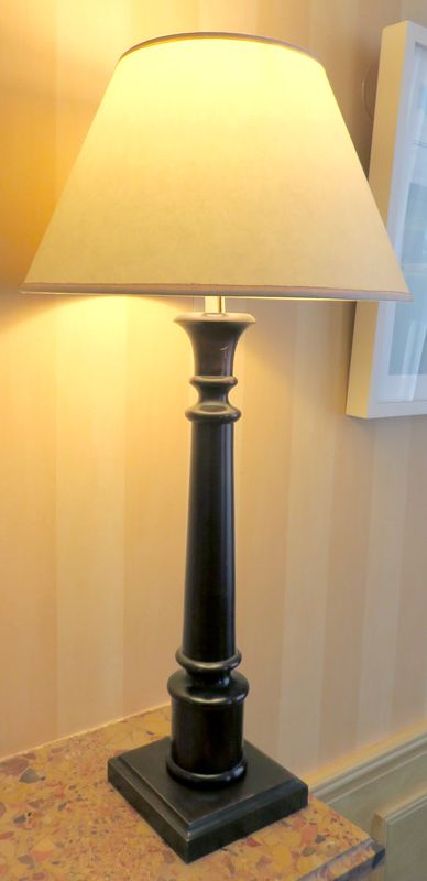 PAIRE DE LAMPES DE TABLE EN BOIS FONCE, ABAT-JOURS EN PAPIER COULEUR CREME. 70 X 35 CM. 1ER SALONS