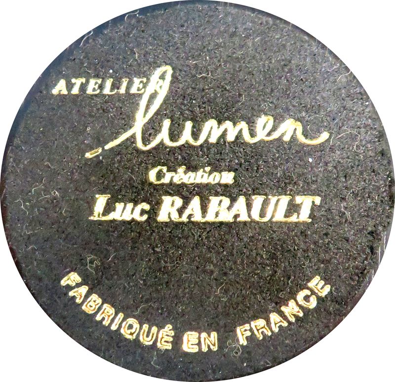 LAMPE DE TABLE DESIGN LUC RABAULT ATELIER LUMEN EN BOIS, ABAT-JOUR DE COULEUR CREME. 82 X 40 X 40 CM. 107