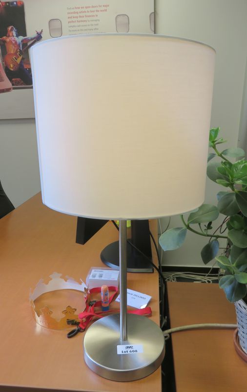 LAMPE DE TABLE DE MARQUE LAMPENVELT EN METAL BROSSE, ABAT JOUR EN TISSU BLANC. 59 X 30 CM. 265