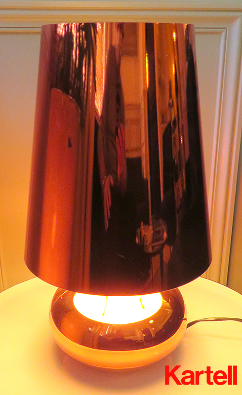 LAMPE DE TABLE DE MARQUE KARTELL MODELE CINDY, BASE ET ABAT-JOUR EN PLASTIQUE CHROME ROUGE, 43 X 20 CM. RDC PETIT DEJEUNER