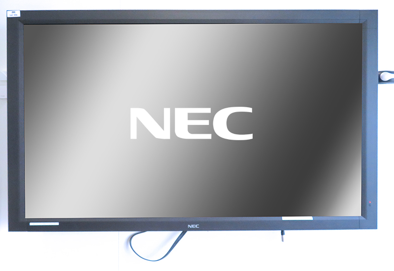 MONITEUR LCD 65 POUCES DE MARQUE NEC MODELE MULTISYNC LCD6520L, AVEC SON ATTACHE MURALE.