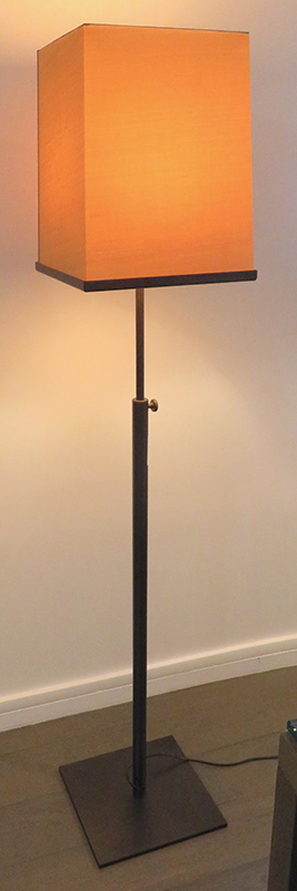 1 UNITE. LAMPE DE PARQUET DESIGN CHRISTIAN LIAIGRE MODELE PASTORA, PIETEMENT A HAUTEUR REGLABLE, ABAT-JOUR RECTANGULAIRE EN TISSU GRIS CLAIR. 138 X 28 X 28 CM.  113