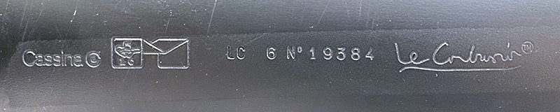 BUREAU DESIGN LE CORBUSIER MODELE LC6 EDITION CASSINA, NUMEROTE 19384. PLATEAU EN VERRE SABLE. 75 X 180 X 82 CM. R-2