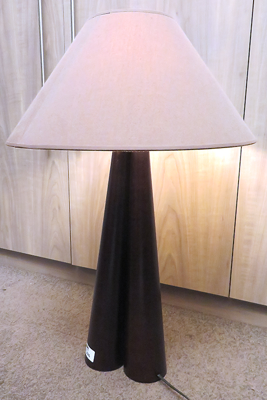 LAMPE DE TABLE DE MARQUE FLAMME & LUCE, PIED TRILOBE EN BOIS TYPE WENGE, ABAT JOUR EN TISSU MARRON CLAIR. 67 X 45 CM. FACE 430