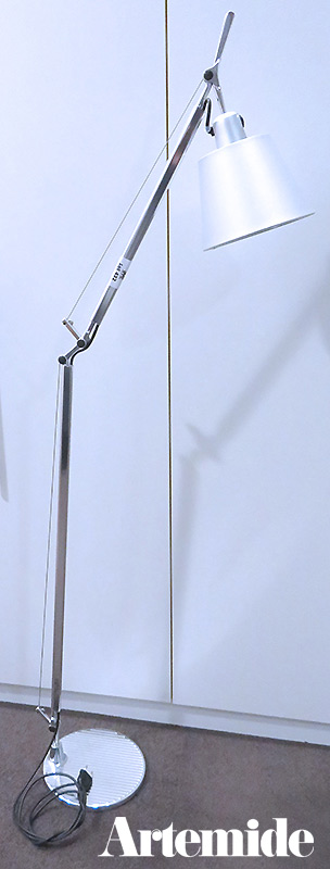 LAMPE DE PARQUET MODELE TOLOMEO EDITION ARTEMIDE, ABAT JOUR EN TISSU ARGENTE . 154 X 23 CM. 009
