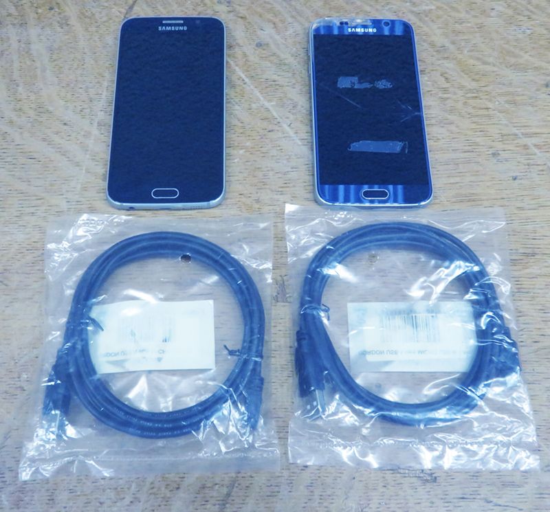 2 TELEPHONES PORTABLES DE MARQUE SAMSUNG MODELE GALAXY S6, BLOQUES, L'UN ACCIDENTE. ON Y JOINT 2 CABLES D'ALIMENTATION USB.