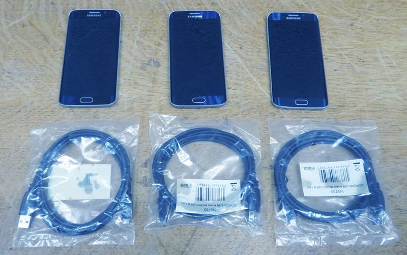 3 TELEPHONES PORTABLES DE MARQUE SAMSUNG MODELE GALAXY S6 EDGE, BLOQUES. ON Y JOINT 3 CABLES D'ALIMENTATION USB.
