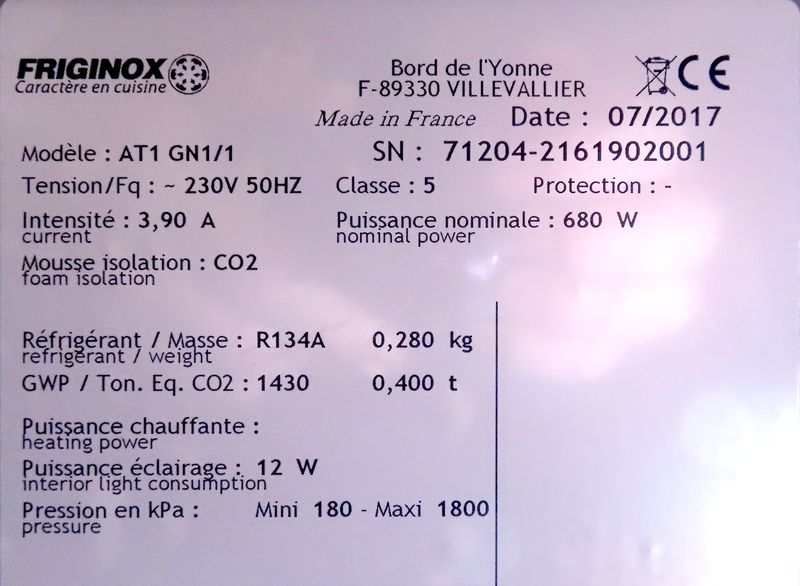 ARMOIRE REFRIGEREE POSITIVE A CHARIOTS EN INOX ALIMENTAIRE DE MARQUE FRIGINOX MODELE AT1 GN1/1 OUVRANT PAR 1 PORTE DE CHAQUE COTE. 221 X 78 X 107 CM.