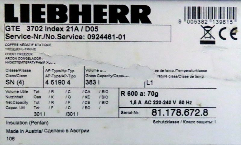 CONGELATEUR COFFRE SUR ROULETTES DE MARQUE LIEBHERR MODELE GTE 3702 INDEX 21A/D05 OUVRANT PAR 2 PORTES COULISSANTES, INTERIEUR EN INOX. 89 X 116 X 66 CM.