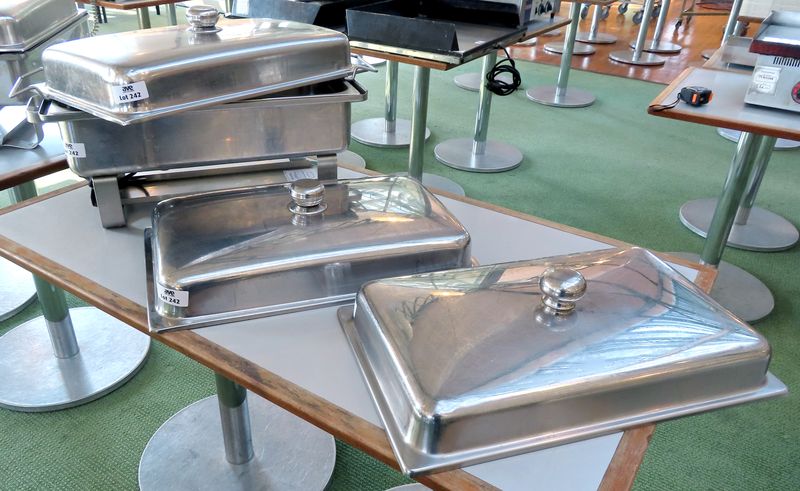 CHAFING DISH OU BAIN-MARIE ELECTRIQUE. 38 X 59,5 X 36,5 CM. ON Y JOINT 2 COUVERCLES SUPPLEMENTAIRES.