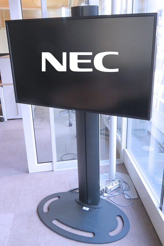 MONITEUR LCD 46 POUCES DE MARQUE NEC MODELE MULTISYNC LCD 4620, VENDU AVEC UN PIED EN ACIER LAQUE NOIR.