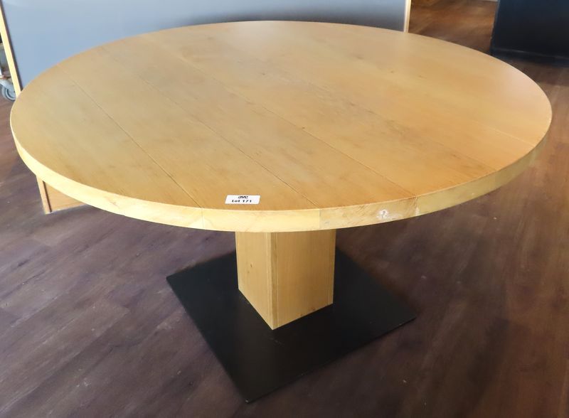 1 UNITE. TABLE RONDE EN CHENE BLOND MASSIF, PIED COLONNE REPOSANT SUR UNE BASE EN ACIER NOIR. 77 X 120 CM. RESTAURANT