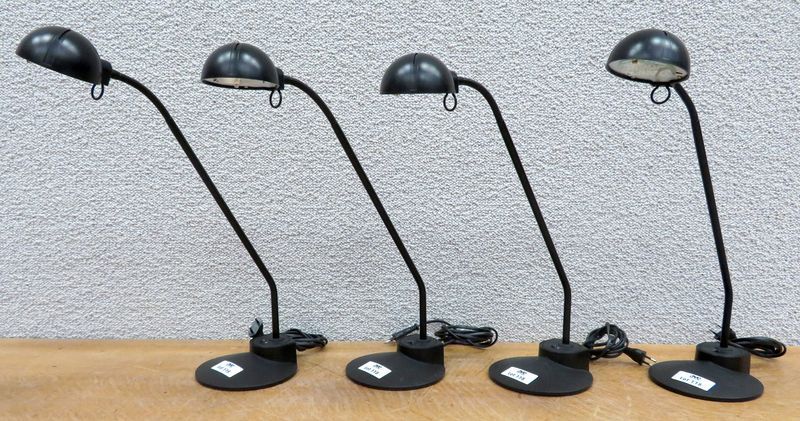 4 LAMPES DE BUREAU A HALOGENE EN ACIER ET PLASTIQUE DE COULEUR NOIRE. 57 X 16 CM.