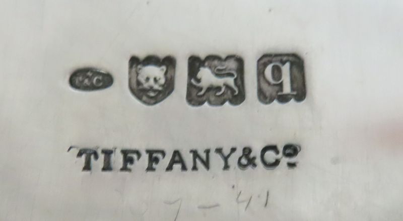 PANIERE EN ARGENT DE FORME OVALE DE MARQUE TIFFANY AND CO, A DECOR DE FLEURS ET FEUILLAGES, CHIFFREE A&B. 355 GR. LONDRES 1911. (USURES). 4 X 27 X 21 CM. LOT EXONERE DE TVA.