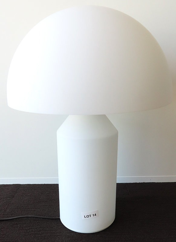 LAMPE DE TABLE DESIGN VICO MAGISTRETTI MODELE ATOLLO 235 EDITION OLUCE EN VERRE OPALIN BLANC. 70 X 50 CM. 15 EME.