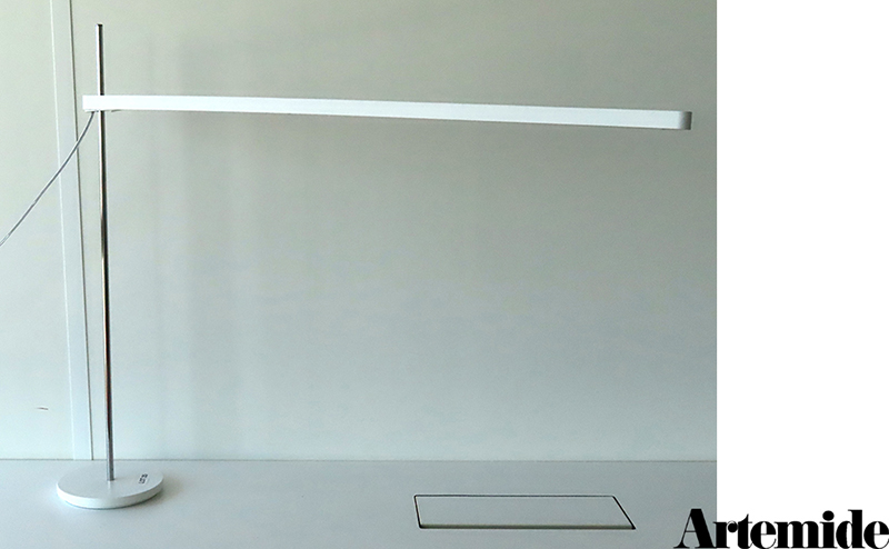 1 UNITE: LAMPE DE TABLE A LED DESIGN NEIL POULTON MODELE TALAK EDITION ARTEMIDE EN ACIER LAQUE BLANC ET CHROME. 71 X 85 CM.15EME: 1 / 14EME: 4 / 11EME: 1