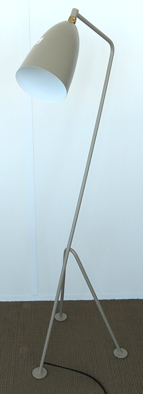LAMPE DE PARQUET DESIGN GRETA MAGNUSEN MODELE GRASSHOPER EDITION GUBI TRIPODE EN METAL COULEUR TAUPE. 125 X 38 CM. 15 EME.