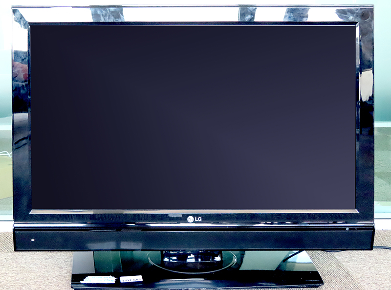 TELEVISION SUR PIED A ECRAN LCD DE 37 POUCES DE MARQUE LG MODELE 37LF66. 13 EME.
