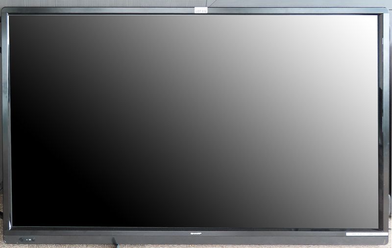 MONITEUR A ECRAN LCD DE 70 POUCES DE MARQUE SHARP MODELE PN-70TB3. VENDU AVEC ATTACHE MURALE. 13EME