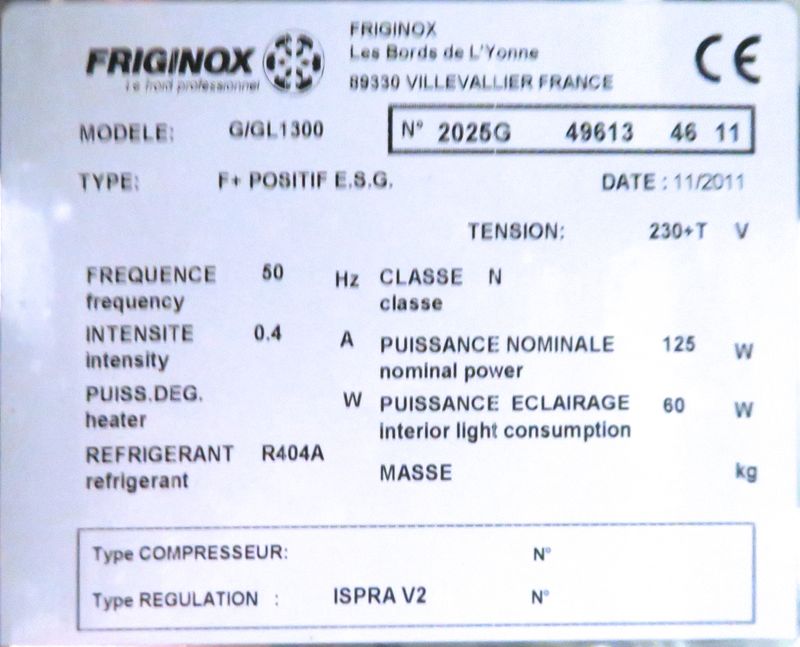 VITRINE REFRIGEREE  POSITIVE DOUBLE FACE DE MARQUE FRIGINOX MODELE G/GL1300, OUVRANT DES DEUX COTES PAR 4 PORTES VITREES. 210 X 150 X 90 CM. BATIMENT CROIX ARGENT.