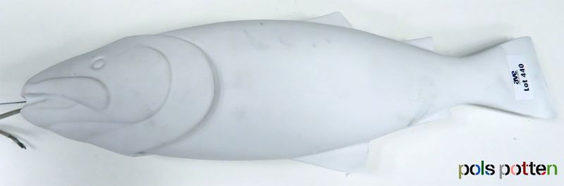 SUSPENSION LUMINEUSE DE MARQUE POLS POTTEN MODELE MYKISS FISH LAMP, EN CERAMIQUE BLANCHE REPRESENTANT UNE CARPE. VENDU AVEC SA BOITE. ACCIDENTS. 60 X 20 X 12 CM.