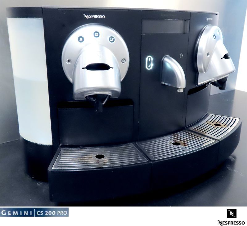 MACHINE A CAFE DE MARQUE NESPRESSO MODELE GEMINI CS200 PRO A 2 BECS VERSEURS ET BUSE VAPEUR. 40 X 56 X 35 CM.