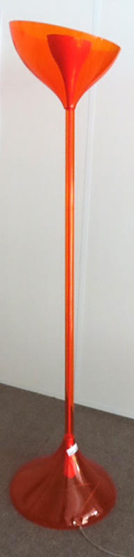 LAMPE DE PARQUET DESIGN KARIM RASHID MODELE FLOOB EDITION KUNDALINI EN PLASTIQUE ORANGE TRANSLUCIDE. 185 X 43 CM.