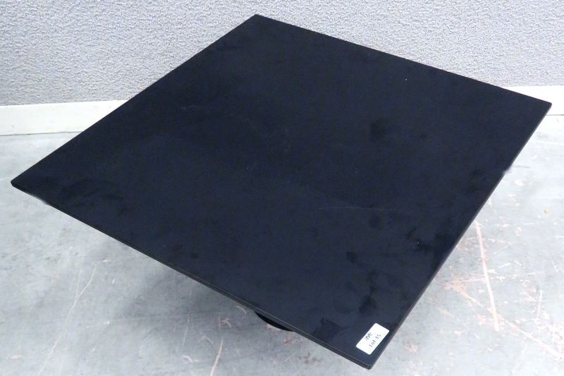 TABLE BASSE DE FORME CARREE, PLATEAU ET PIETEMENT COLONNE CONIQUE EN PLASTIQUE NOIR. 46 X 80 X 80 CM.