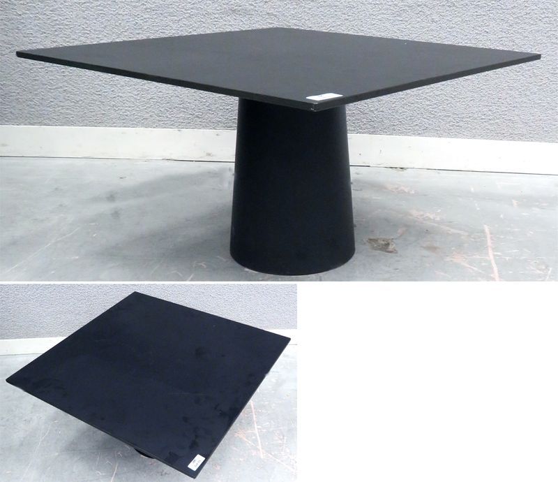 TABLE BASSE DE FORME CARREE, PLATEAU ET PIETEMENT COLONNE CONIQUE EN PLASTIQUE NOIR. 46 X 80 X 80 CM.