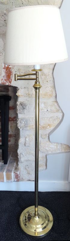LAMPE DE PARQUET ARTICULEE EN ACIER DORE, ABAT-JOUR EN TISSU BEIGE. 140 X 45 X 35 CM. CHAMBRE 66