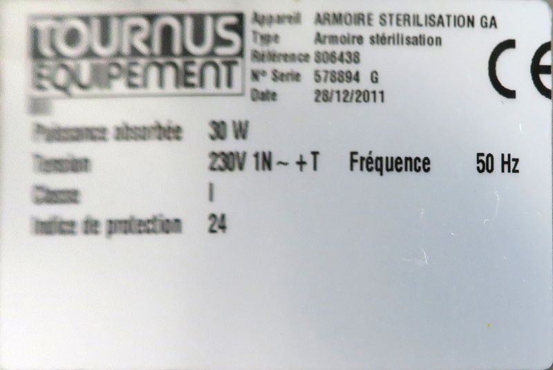 STERILISATEUR A COUTEAUX DE MARQUE TOURNUS EQUIPEMENT EN INOX ALIMENTAIRE OUVRANT PAR 1 PORTE EN PLEXIGLASS. 58 X 55 X 17 CM. CUISINE