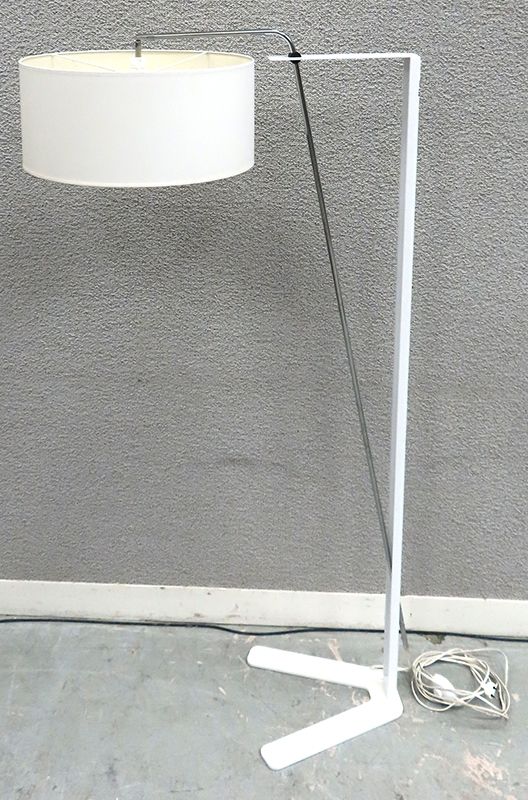 LAMPE DE PARQUET MODULABLE, ABAT-JOUR EN TISSU BLANC, TIGE ARTICULEE EN ACIER CHROME, PIETEMENT EN ACIER LAQUE BLANC. 205 X 190 X 47 CM.