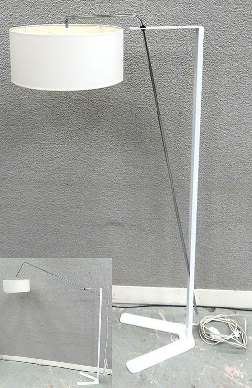 LAMPE DE PARQUET MODULABLE, ABAT-JOUR EN TISSU BLANC, TIGE ARTICULEE EN ACIER CHROME, PIETEMENT EN ACIER LAQUE BLANC. 205 X 190 X 47 CM.