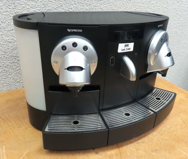 MACHINE A CAFE PROFESSIONNELLE DE MARQUE NESPRESSO MODELE GEMINI CS200 PRO. 37 X 57 X 40 CM.